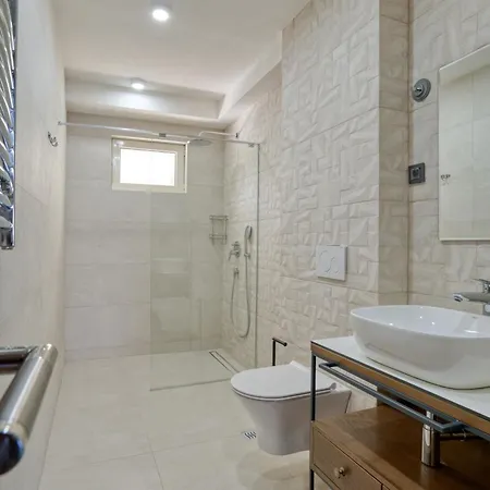 Luxurious 3-Bedroom Apartment By Mn Property 科托尔 外观 照片