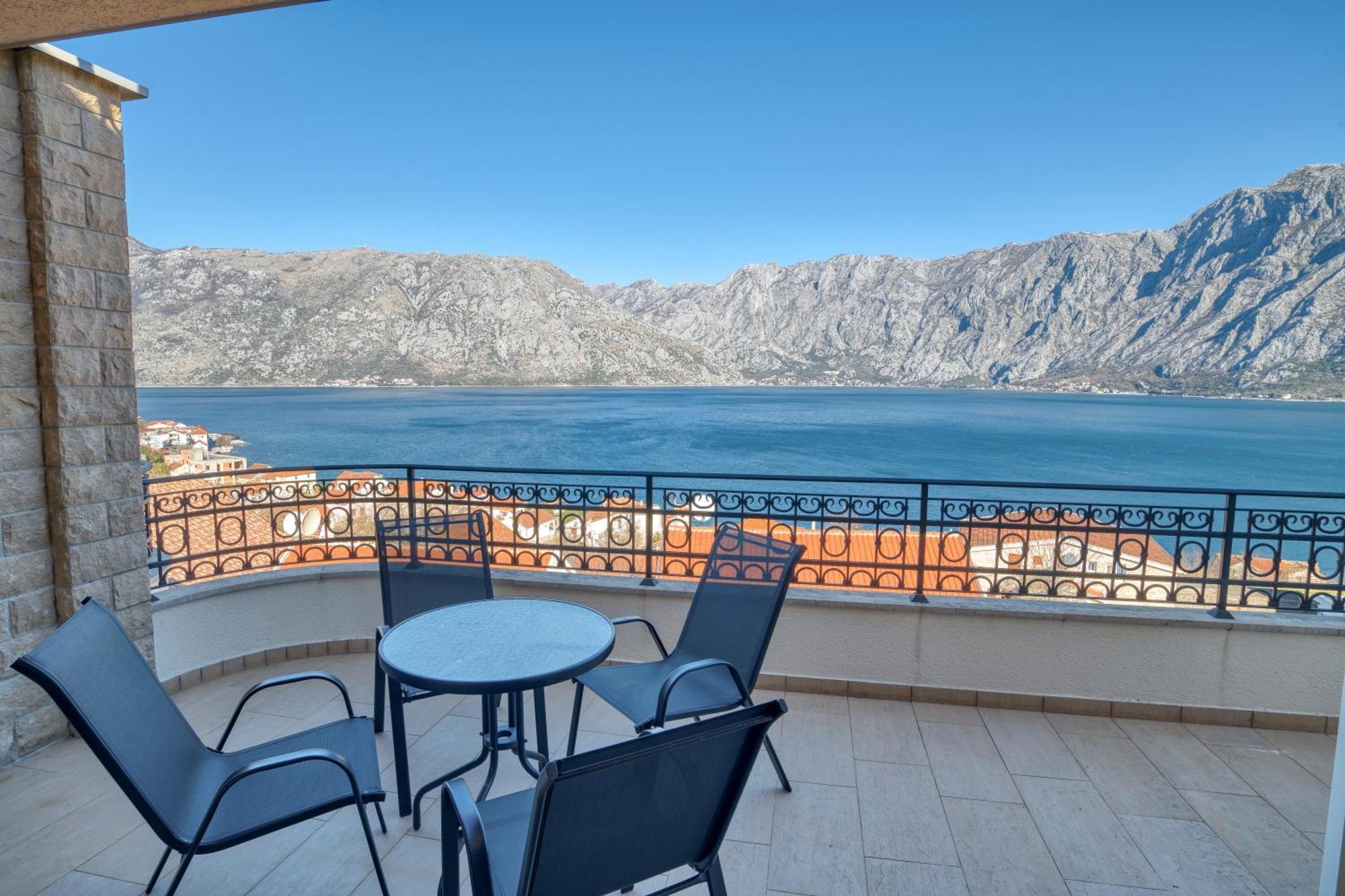 Luxurious 3-bedroom By Mn Cattaro